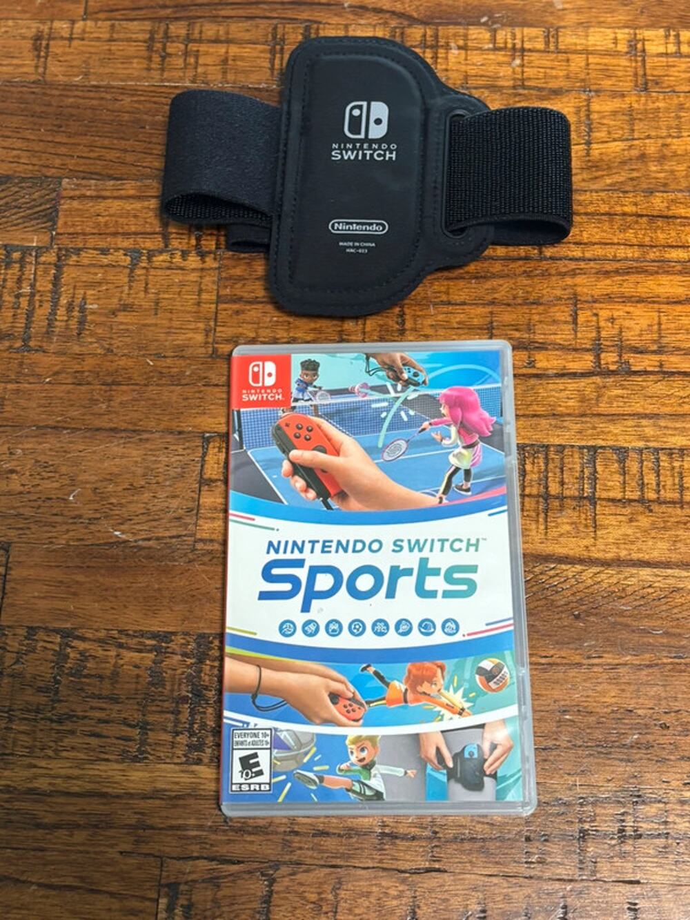 Nintendo Switch Sports (Nintendo Switch, 2022) - With case and leg strap